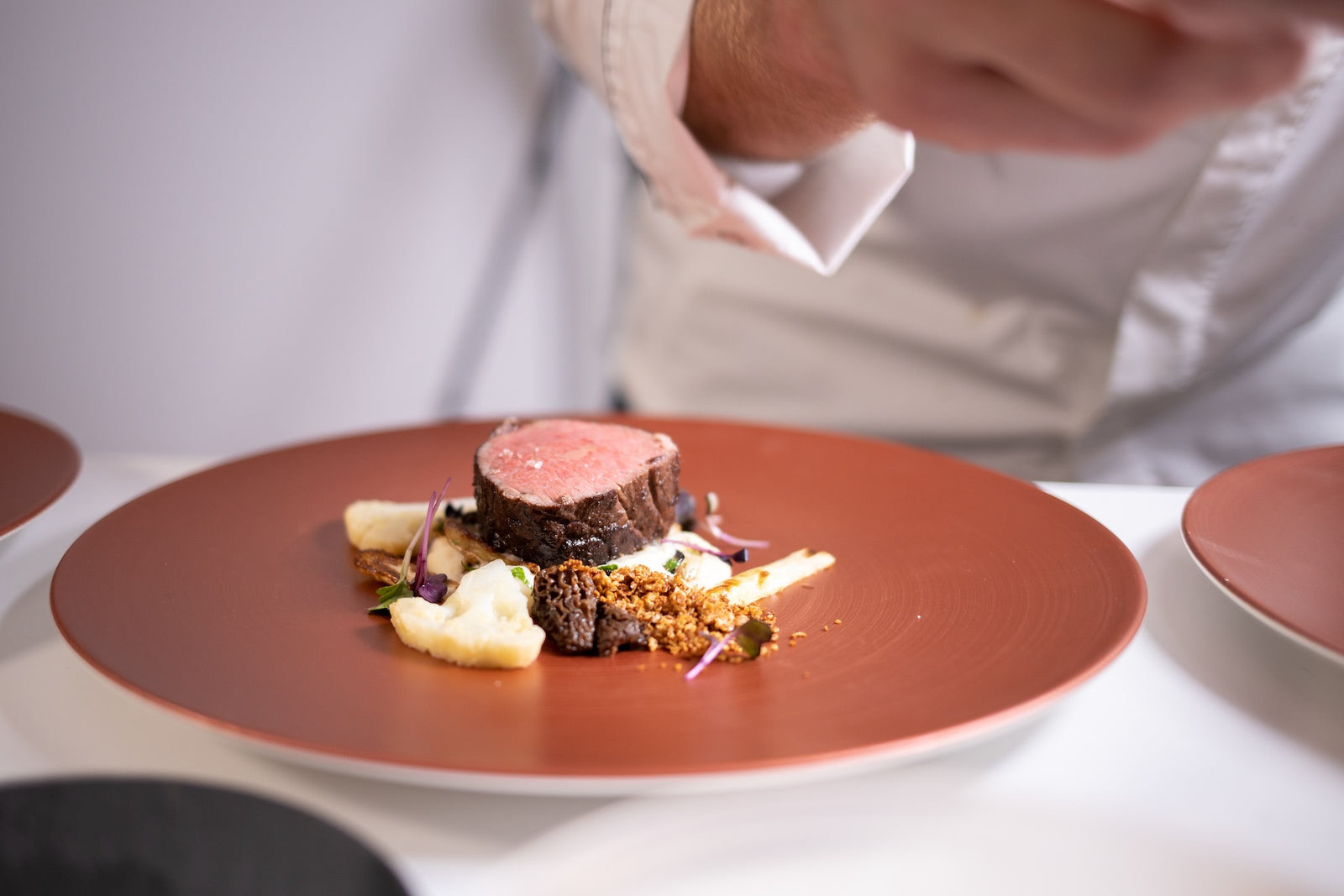 Angerichtetes Rinderfilet bei einem gesetzten Menü